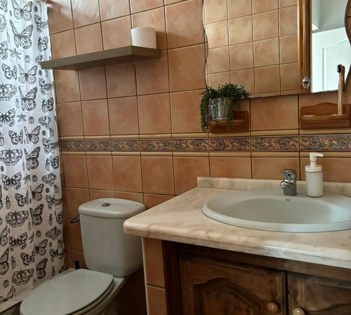 Дом отдыха Habitacion Matrimonial En Un Bajo Bano Compartido Areas Compartidas Абадес